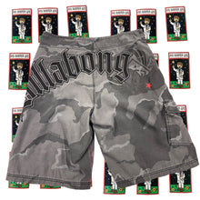 Load image into Gallery viewer, Y2K Billabong Boardshorts Size 34