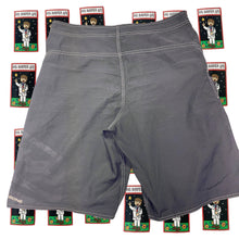Load image into Gallery viewer, Y2K Billabong Board Shorts Size 34